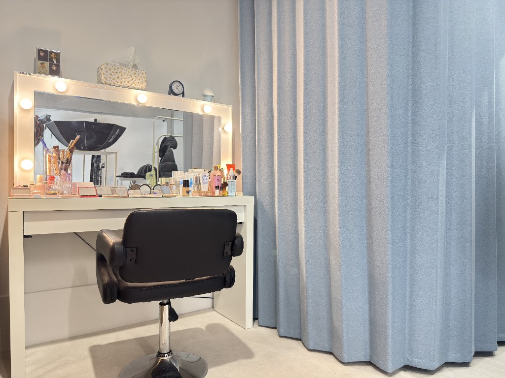 Makeup and styling station with vanity mirror in TEAM CHAELOG studio